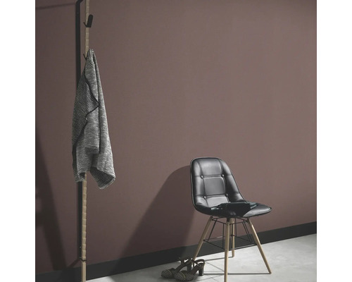 Woonkamer met muurverf, kapstok en stoel