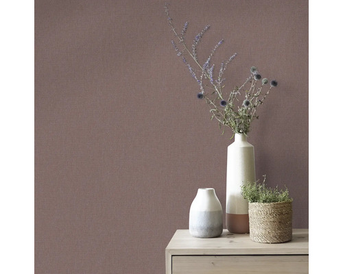 Close-up van een bruin vliesbehang met bloemenvazen op een houten tafel