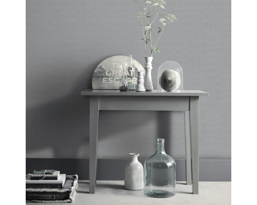 Decoratieve scène met grijze tafel, vazen en decoraties