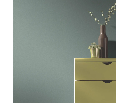 Wanddecoratie met vaas en plant op ladekast