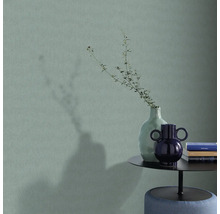 Decoratief behang met vaasarrangement op een bijzettafel