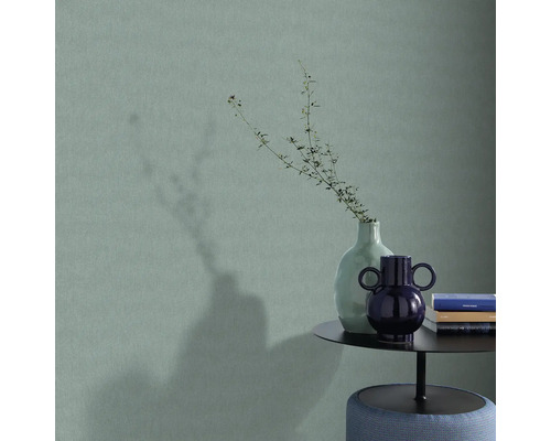 Decoratief behang met vaasarrangement op een bijzettafel