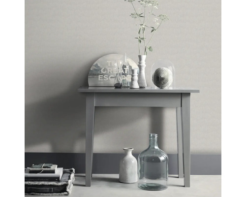 Decoratief interieur met een tafel, vazen en decoraties voor een gezellige sfeer