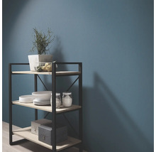 Rek met drie planken, servies en decoratie voor een wand