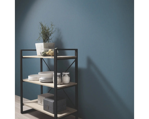 Rek met drie planken, servies en decoratie voor een wand