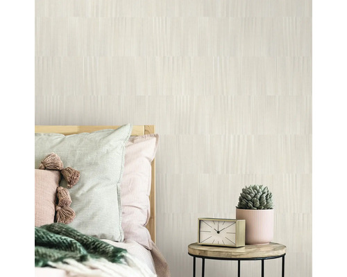 Slaapkamer met bed, nachtkastje, klok en behang met patroon