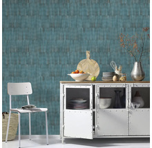Lichte keuken met gestructureerd blauw behang, dressoir en stoel