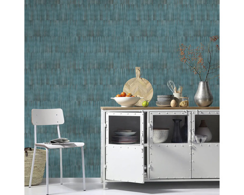 Lichte keuken met gestructureerd blauw behang, dressoir en stoel