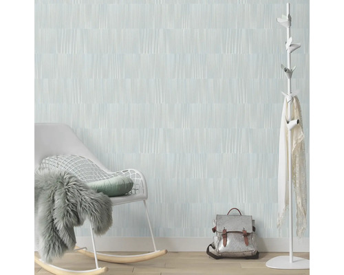 Kamer met licht patroonbehang, schommelstoel, kapstok en rugzak