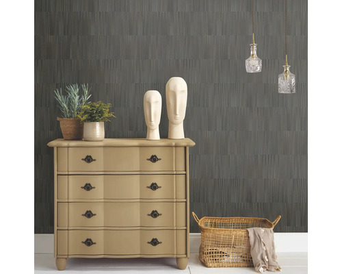 Kamerweergave met patroonbehang, commode, decoratieve elementen en verlichting