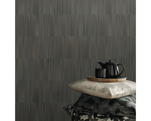 Behang met verticaal streepmotief, theepot en kussens in de kamer