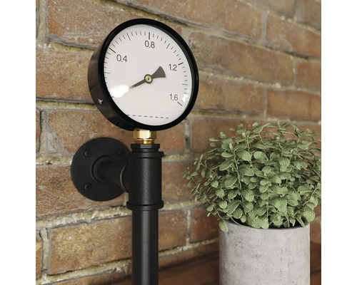 Manometer met pijpmontage voor een bakstenen muur