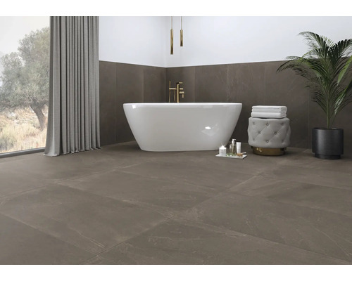 Moderne badkamer met vrijstaand bad, keramische vloertegels en groot raam