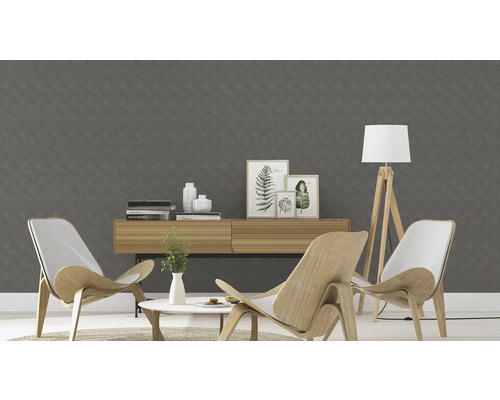 Woonkamer met patroonbehang, houten meubels en decoraties voor een gezellige sfeer.