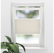 Raam met beige plisségordijn en geometrisch patroon