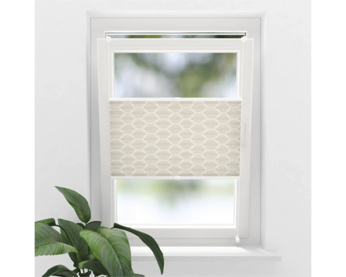 Raam met beige plisségordijn en geometrisch patroon