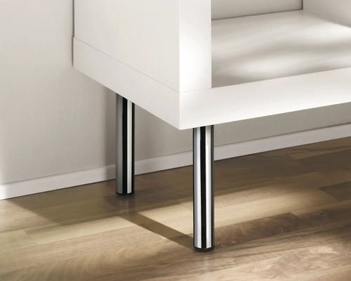 Wit meubel met twee chromen poten op een houten vloer