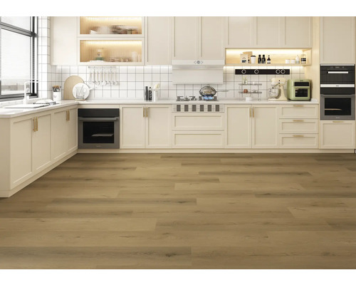 Lichte keuken met houten vloer en witte kasten.