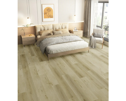 Slaapkamer met lichte houten vloer, bed, nachtkastjes en stoel.