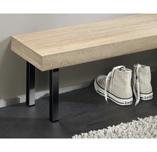 Bank met houtlook en metalen poten in de hal