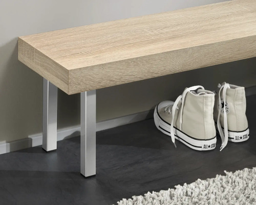 Houten bank met metalen poten en schoenen