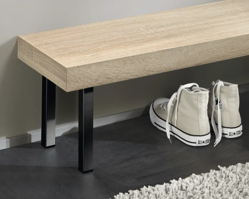 Houten bank met metalen poten en schoenen