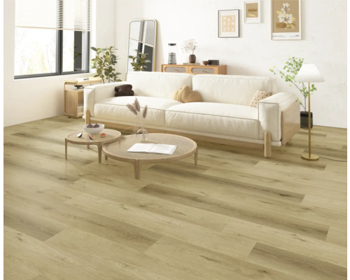 Lichte woonkamer met een witte bank en een vloer met houtlook