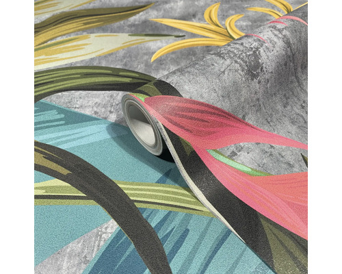 Een rol behang met een bloemmotief.