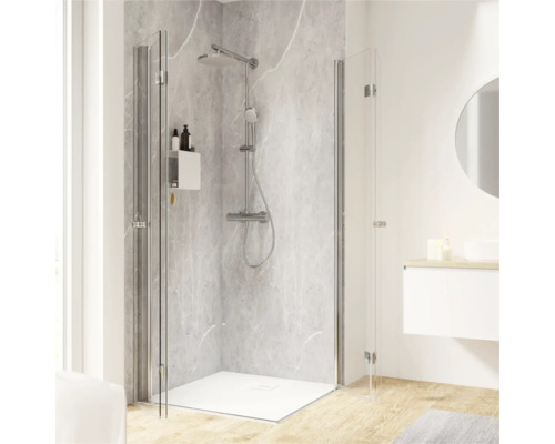 Badkamer met glazen douchecabine en douchearmatuur