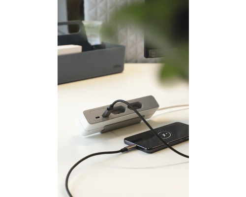 Stekkerdoos met USB-aansluiting laadt mobiele telefoon op