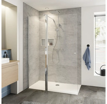 Badkamer met douche, wastafel en raam voor een heldere ambiance