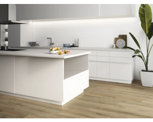 Lichte keuken met kookeiland, witte kasten en houten vloer