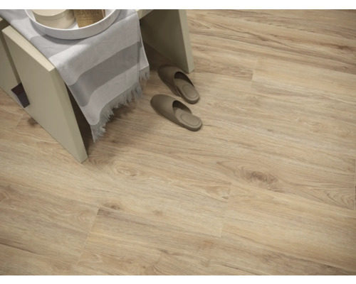 Gelegde vloertegels met houtlook, badkruk en pantoffels