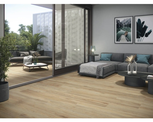 Lichte houten vloer verbindt binnen- en buitenruimte met woonkamer, terras en tuinmeubilair