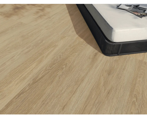 Close-up van een kamer met een lichte houten vloer