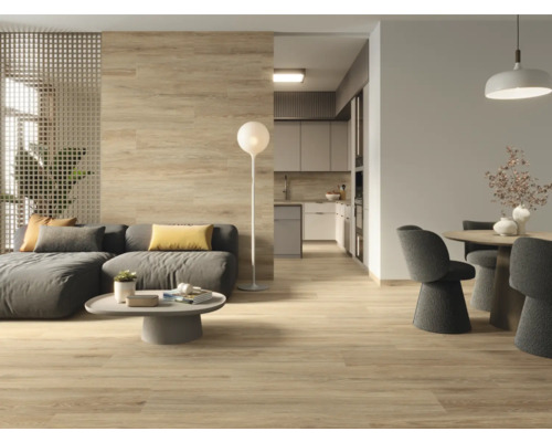 Woonkamer met houtlook vloertegels, bank, tafel en eethoek.