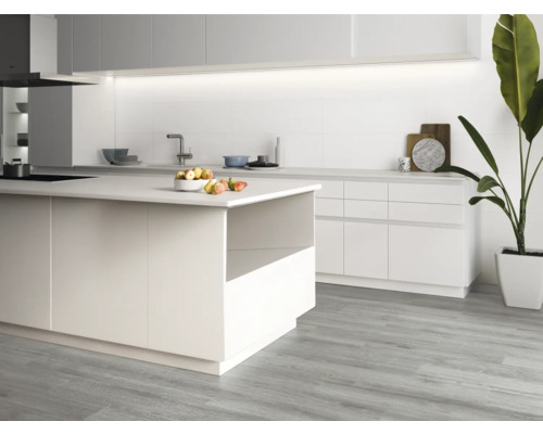 Lichte keuken met kookeiland, spoelbak en plant in pot