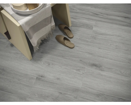 Lichte vinylvloer met houtlook, zitgelegenheid en slippers