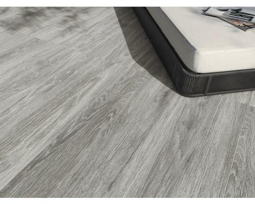 Lichte houten vloer naast een meubelstuk