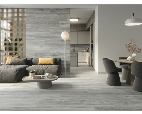 Woonkamer met bank, eettafel en vloer in houtlook