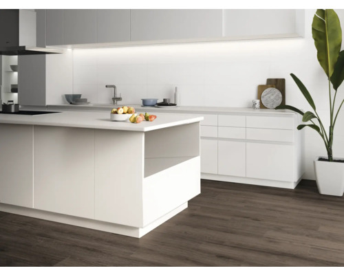 Lichte keuken met kookeiland, spoelbak en houten vloer.