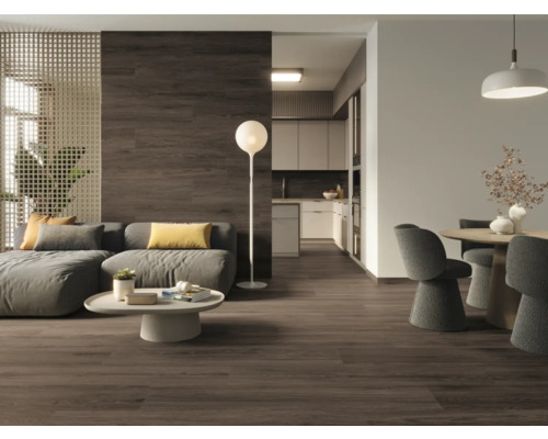 Woonkamer met bank, tafel, stoel en houten vloer