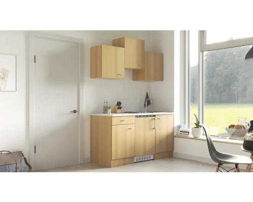 Keuken met onderkasten, bovenkasten, spoelbak en raam