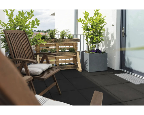 Balkon met houten stoel, planten en vloertegels
