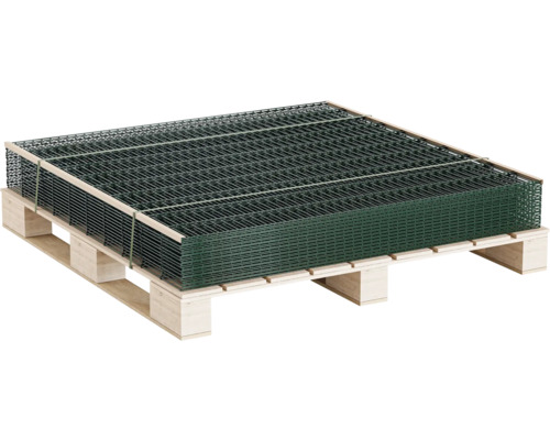 Stapel groene hekwerkelementen op een houten pallet