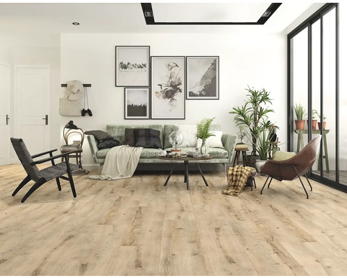 Lichte woonkamer met laminaatvloer in houtlook, bank en fauteuils