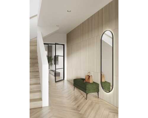 Entree met trap, bank, spiegel en deur