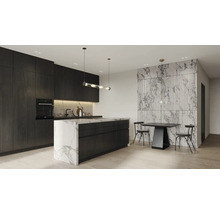 Moderne keuken met kookeiland, eettafel en stoelen