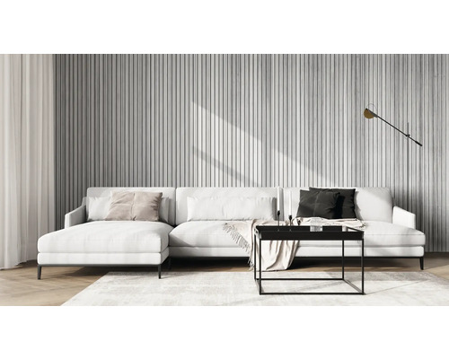 Woonkamer met witte bank, wandpanelen en een zwarte salontafel