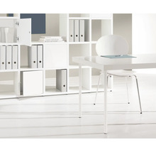 Kantoor met wit bureau, stoel en rek